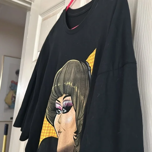 Make An Offer Heidi in Closet Tshirt ✔️ - Picture 3 of 3